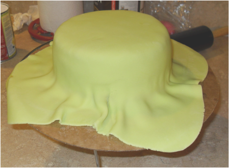 Covering a cake in fondant