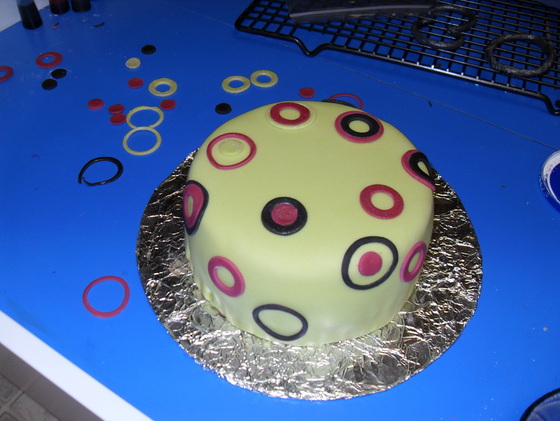 Decorating fondant cake